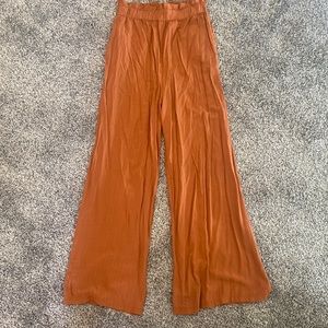 wide-leg pants with pockets